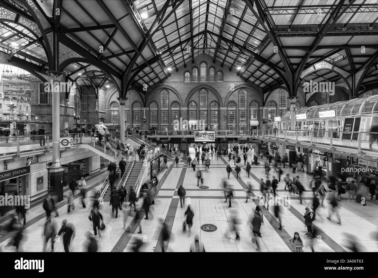 Passeggeri ferroviari mattutini / pendolari ferroviari nell'atrio della stazione di Londra Liverpool Street, Londra, Regno Unito Foto Stock