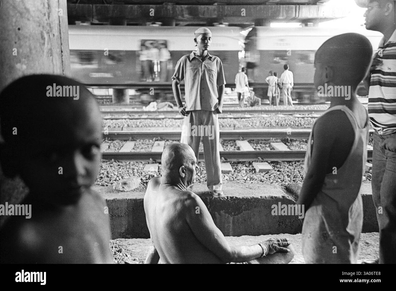 Famiglia che vive vicino ai binari ferroviari, Wadala, Bombay Mumbai, Maharashtra, India NO MR Foto Stock