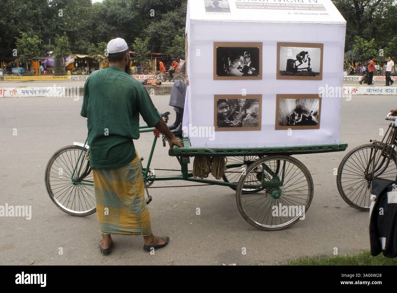 Mostra fotografica sul ciclabile Rickshaw per strada a Dhaka, Bangladesh, Asia Foto Stock