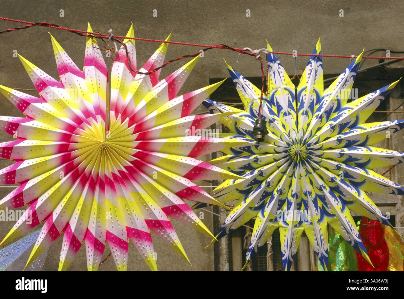 Le colorate lanterne a stella poligonale akashkandil sono appese all'esterno per venderle in occasione del festival diwali, Dadar, Bombay Foto Stock Le colorate lanterne a stella poligonale akashkandil sono appese all'esterno per venderle in occasione del festival diwali, Dadar, Bombay Foto Stock