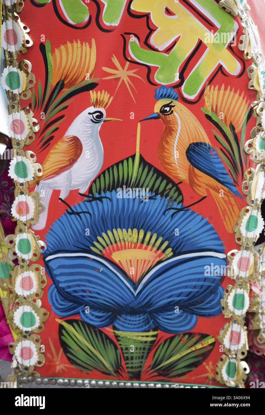 Due uccelli dipinti su Rickshaw, Dacca, Bangladesh, Asia Foto Stock