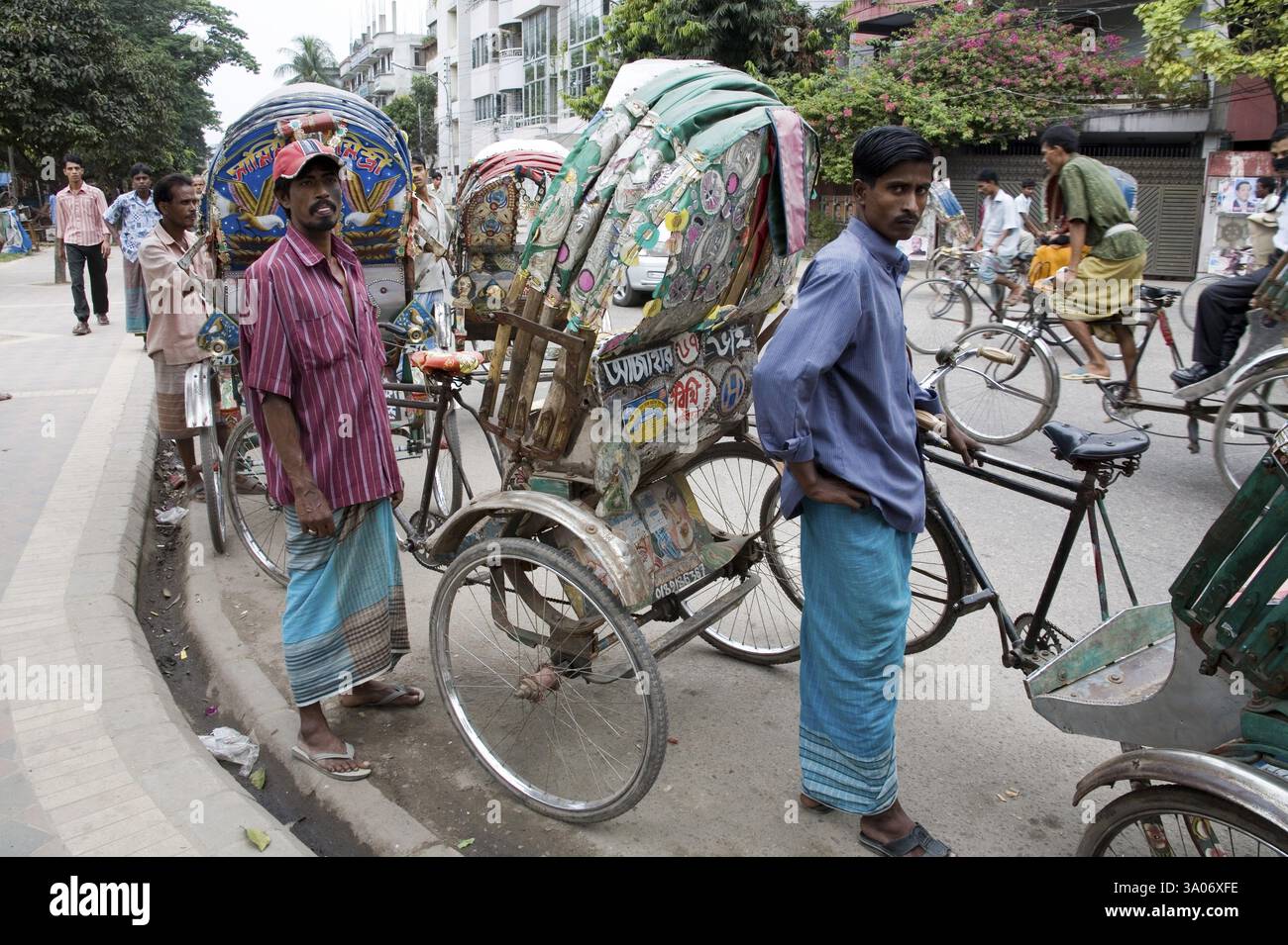 Estrattori di risciò in piedi su strada, scena stradale, Dacca, Bangladesh, Asia Foto Stock