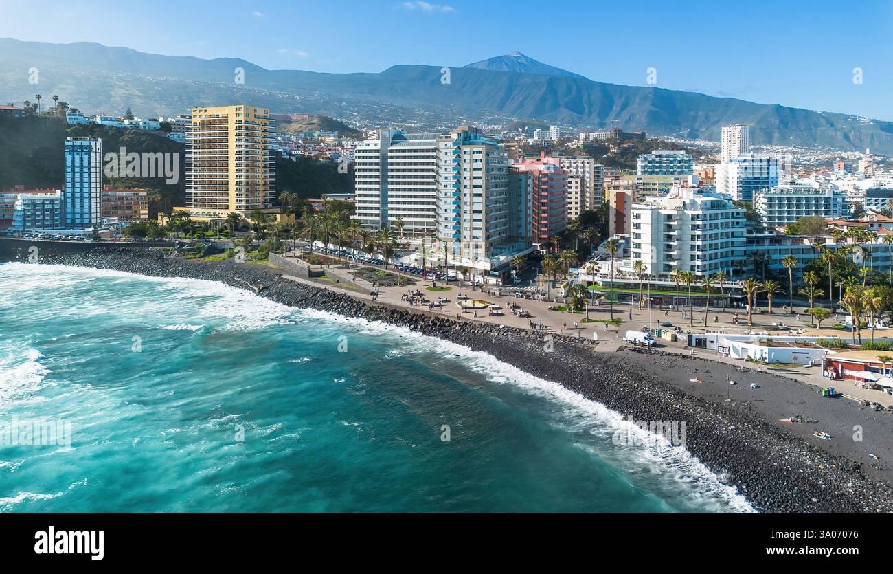 Vista aerea della spiaggia di Martiánez a Puerto de la Cruz, sulla costa settentrionale di Tenerife, nelle Isole Canarie, dominata dalla cima del Teid Foto Stock