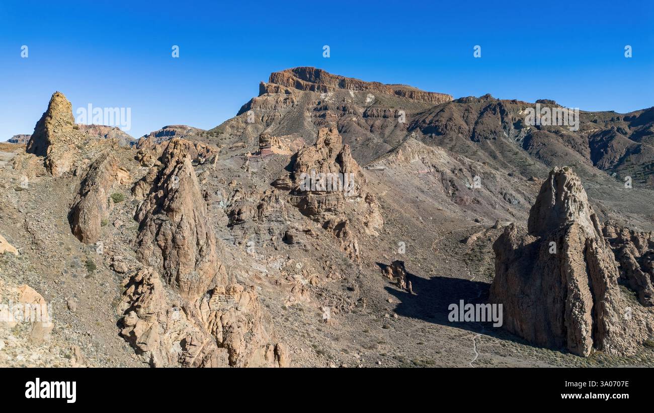 Vista aerea delle Roques de Garcia (rocce di Garcia) nella caldera dell'antico vulcano a scudo Las Cañadas nel Parco Nazionale del Teide a Tenerife Foto Stock