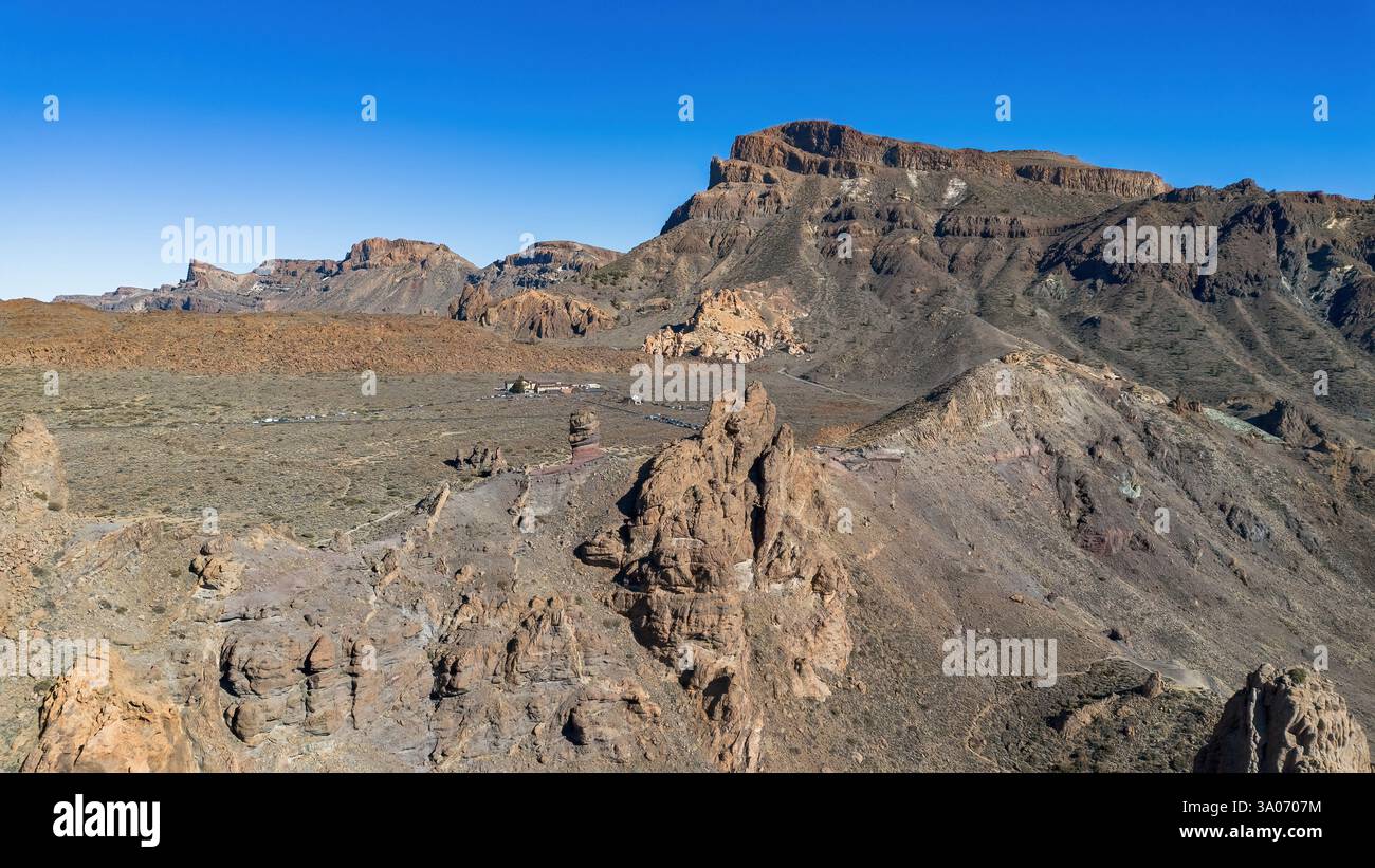 Vista aerea delle Roques de Garcia (rocce di Garcia) di fronte al Parador de Cañadas del Teide, un hotel situato nel Parco Nazionale del Teide a tené Foto Stock