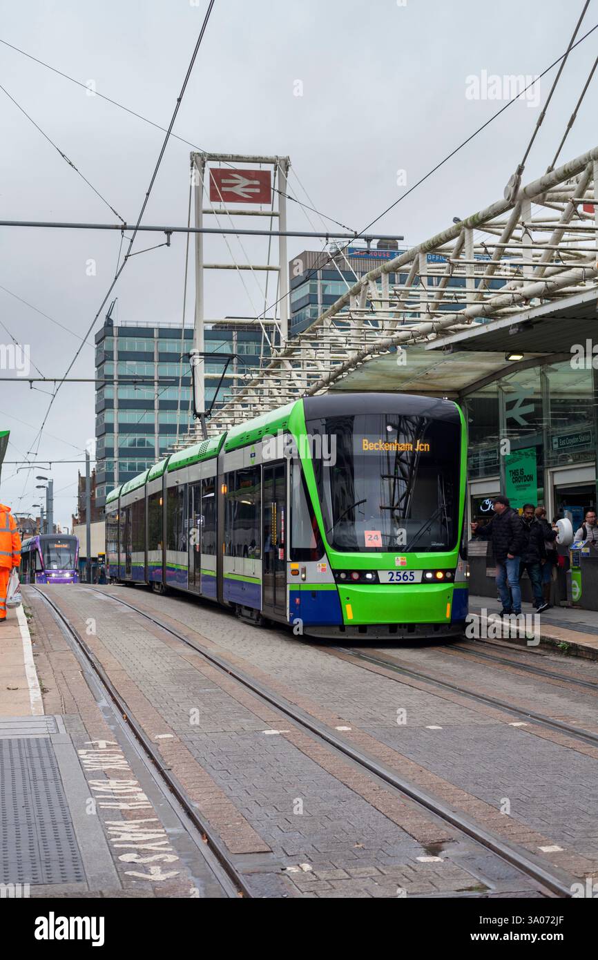 Tram di Londra Croydon Tramlink Stadler Variobahn tram n. 2565 a East Croydon Foto Stock