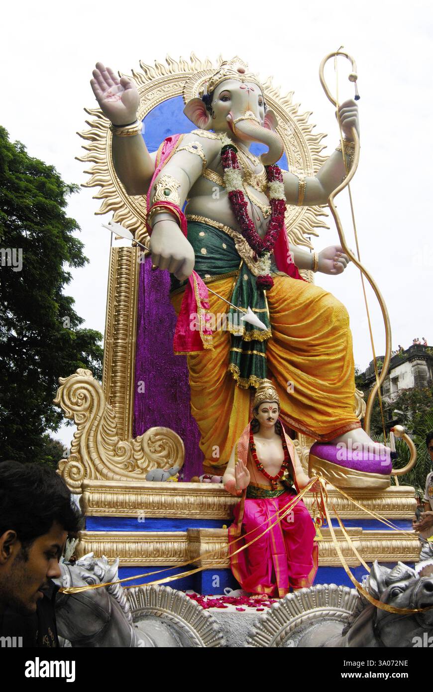 Arrivo processione del grande idolo di Lord Ganesh, Elefante capo dio indù, Ganapati Festival a Lalbaug, Bombay Mumbai Foto Stock