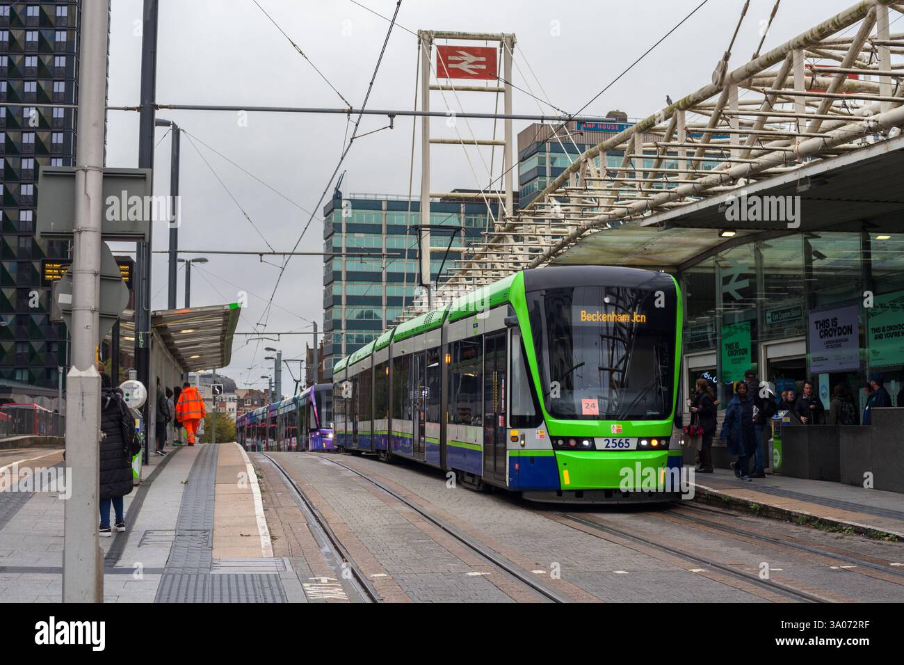 Tram di Londra Croydon Tramlink Stadler Variobahn tram n. 2565 a East Croydon Foto Stock
