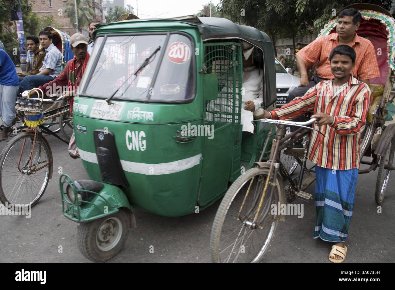 Scena di strada, CNG Auto-Rickshaw tempo, Dacca, Bangladesh, Asia Foto Stock