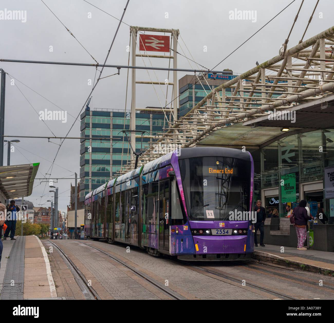 Tram di Londra Croydon Tramlink Stadler Variobahn tram n. 2554 a East Croydon Foto Stock