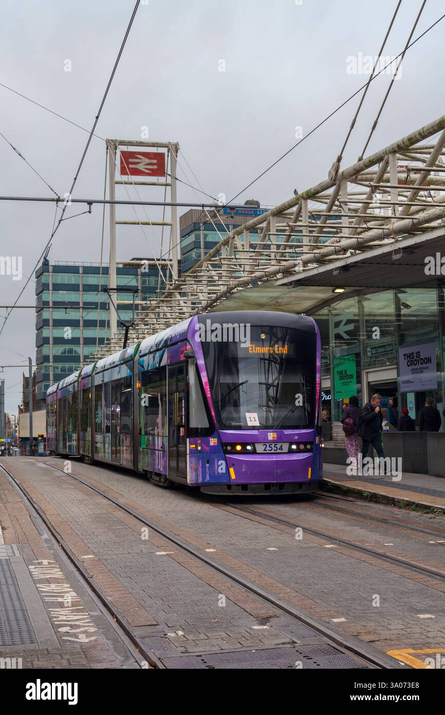 Tram di Londra Croydon Tramlink Stadler Variobahn tram n. 2554 a East Croydon Foto Stock