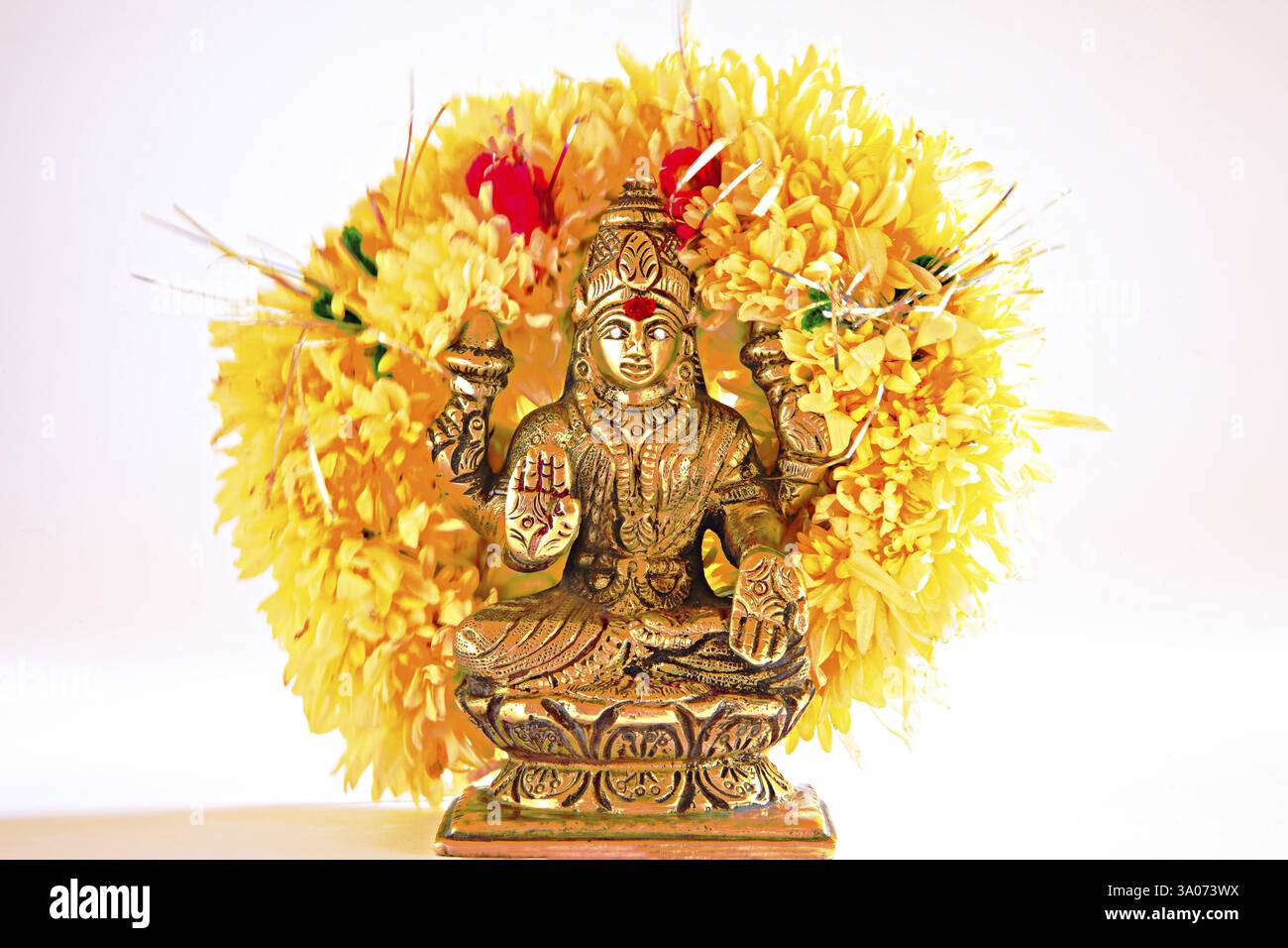 Dea indiana shree Lakshmi, dea della buona fortuna, lustro e ricchezza, ghirlanda, India, Asia Foto Stock