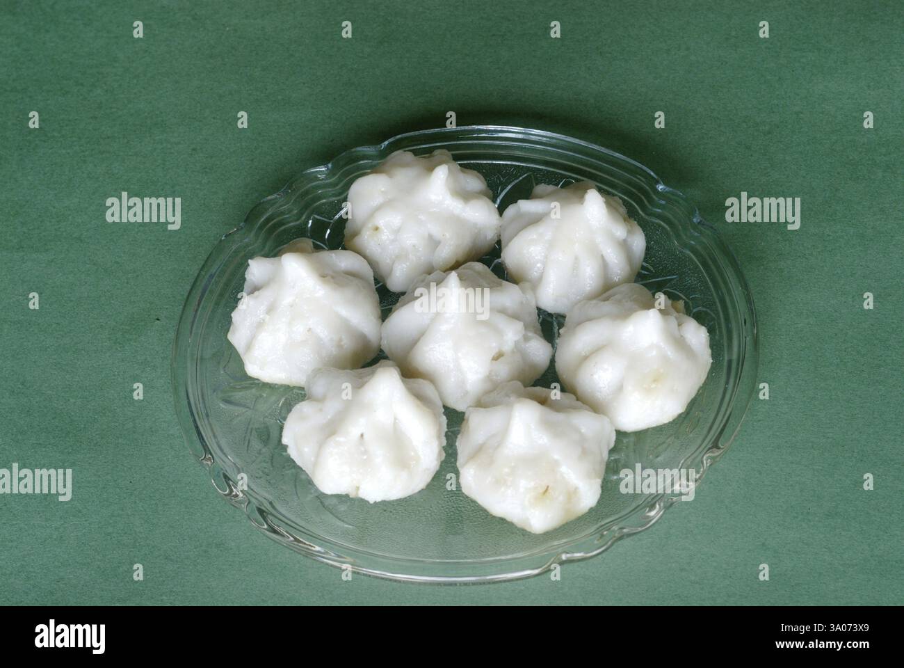 7 Ukadiche Modak, gnocchi dolci al vapore, farina di riso ripiena di cocco, Lord Ganesh, Ganapati festival Foto Stock