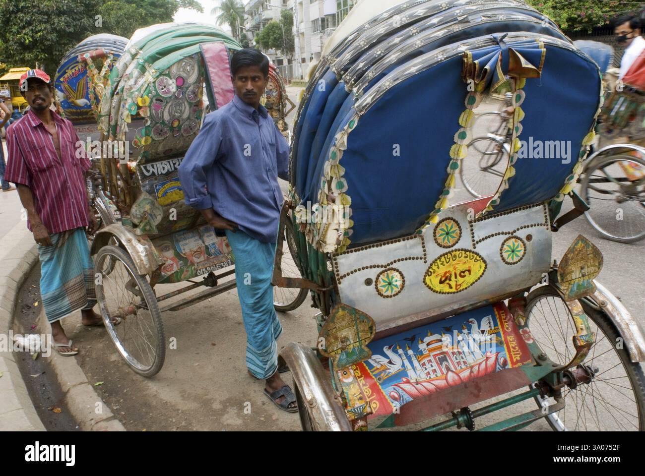 Cycle Rickshaw ART - opere d'arte bengalesi uniche e popolari, dipinti e decorazioni sul risciò a tre ruote, Dacca, Bangladesh, Asia Foto Stock