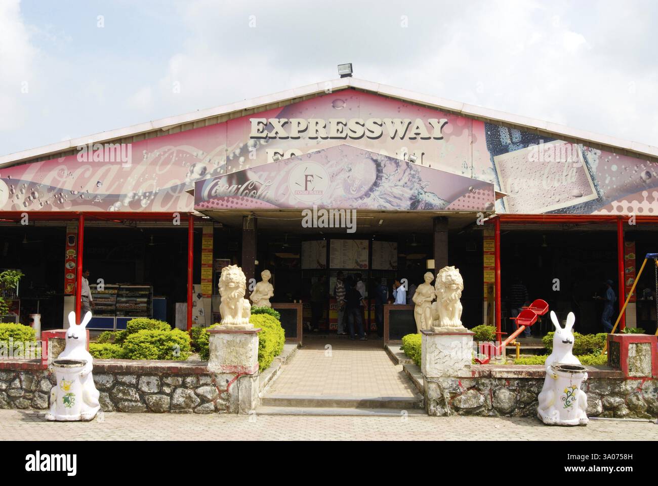 Ingresso al centro commerciale di alimentari vicino a Lonavala, alla superstrada Bombay Mumbai Pune, al Maharashtra, all'India e all'Asia Foto Stock