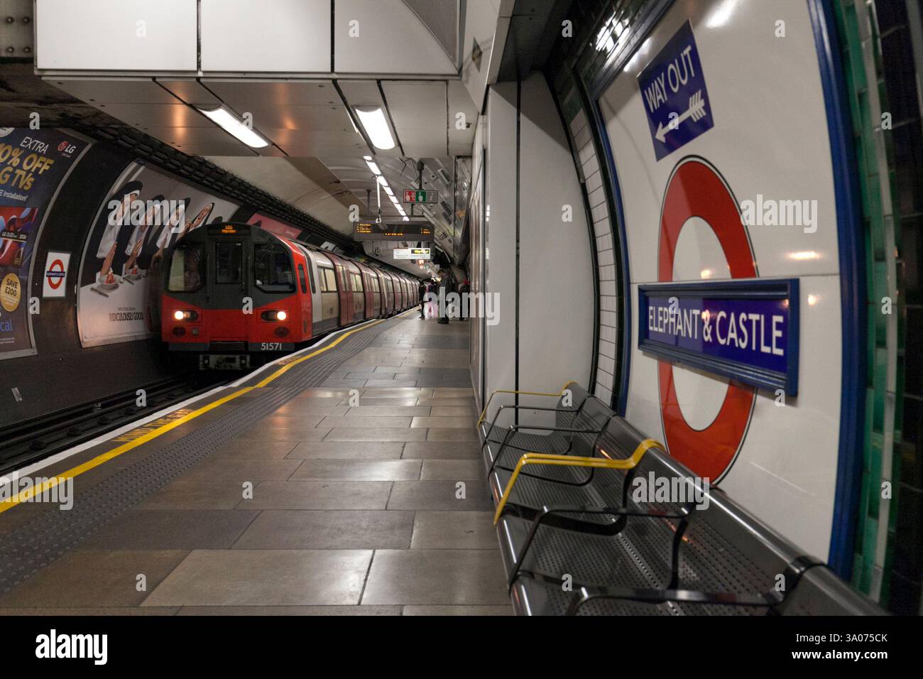 London Underground 1995 stock Northern line train alla stazione Elephant and Castle con il cartello della stazione e il logo della metropolitana / cerchio Foto Stock
