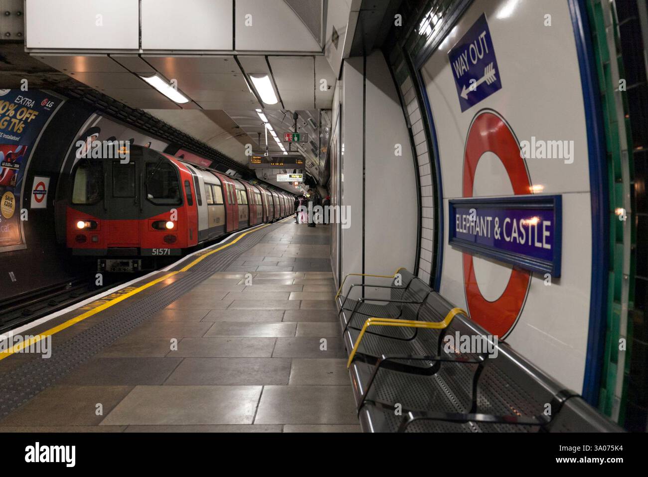 London Underground 1995 stock Northern line train alla stazione Elephant and Castle con il cartello della stazione e il logo della metropolitana / cerchio Foto Stock