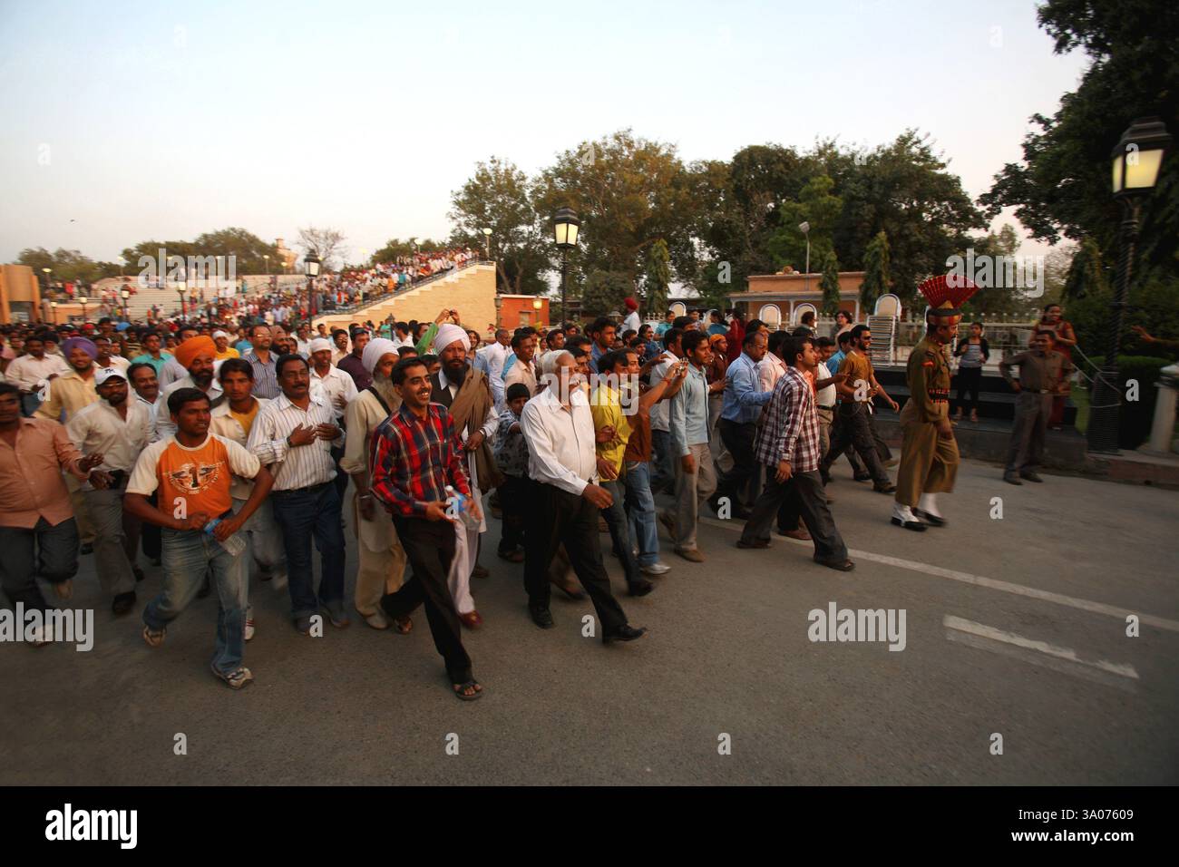 La folla si è riunita per assistere alla cerimonia del cambio della guardia a Wagah Border, Amritsar, Punjab, India NO MR Foto Stock