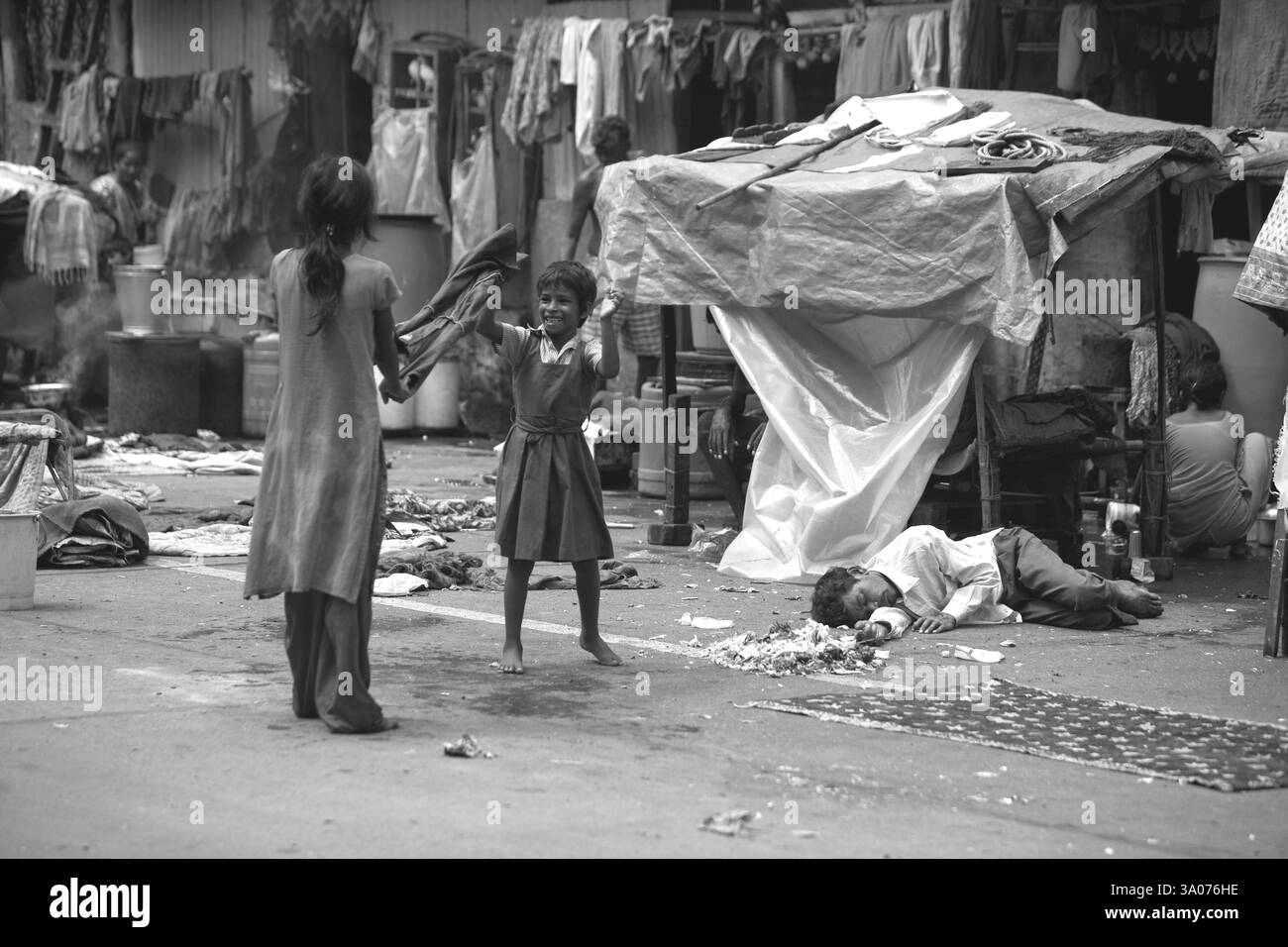 Bambini che giocano nella baraccopoli di Byculla, N M Joshi Road, Bombay Mumbai, Maharashtra, India NO MR Foto Stock