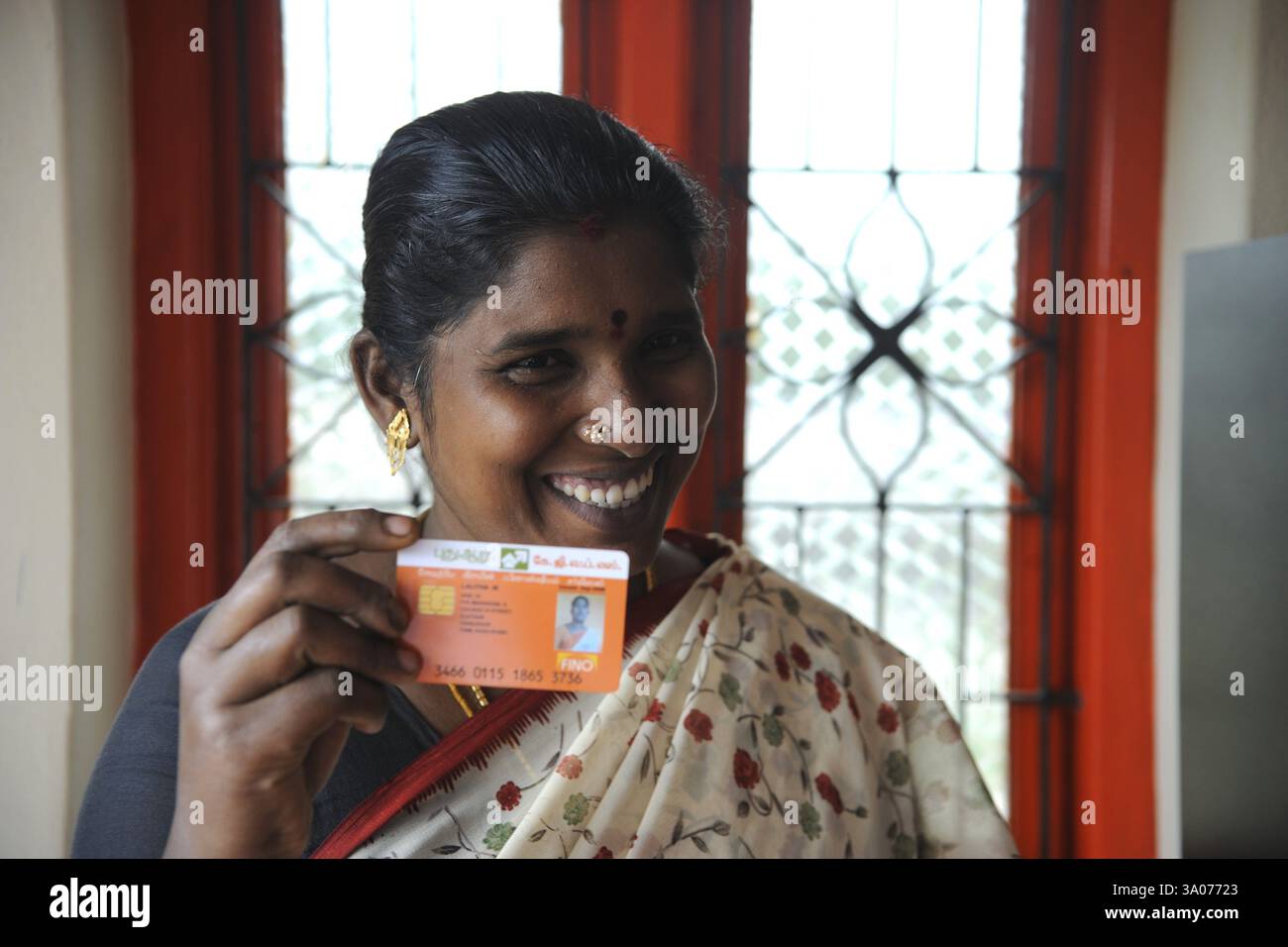 Signora rurale che mostra la carta d'identità della banca da parte della ong kshtriya gramin servizi finanziari della fondazione IFMR, Thanjavur Foto Stock