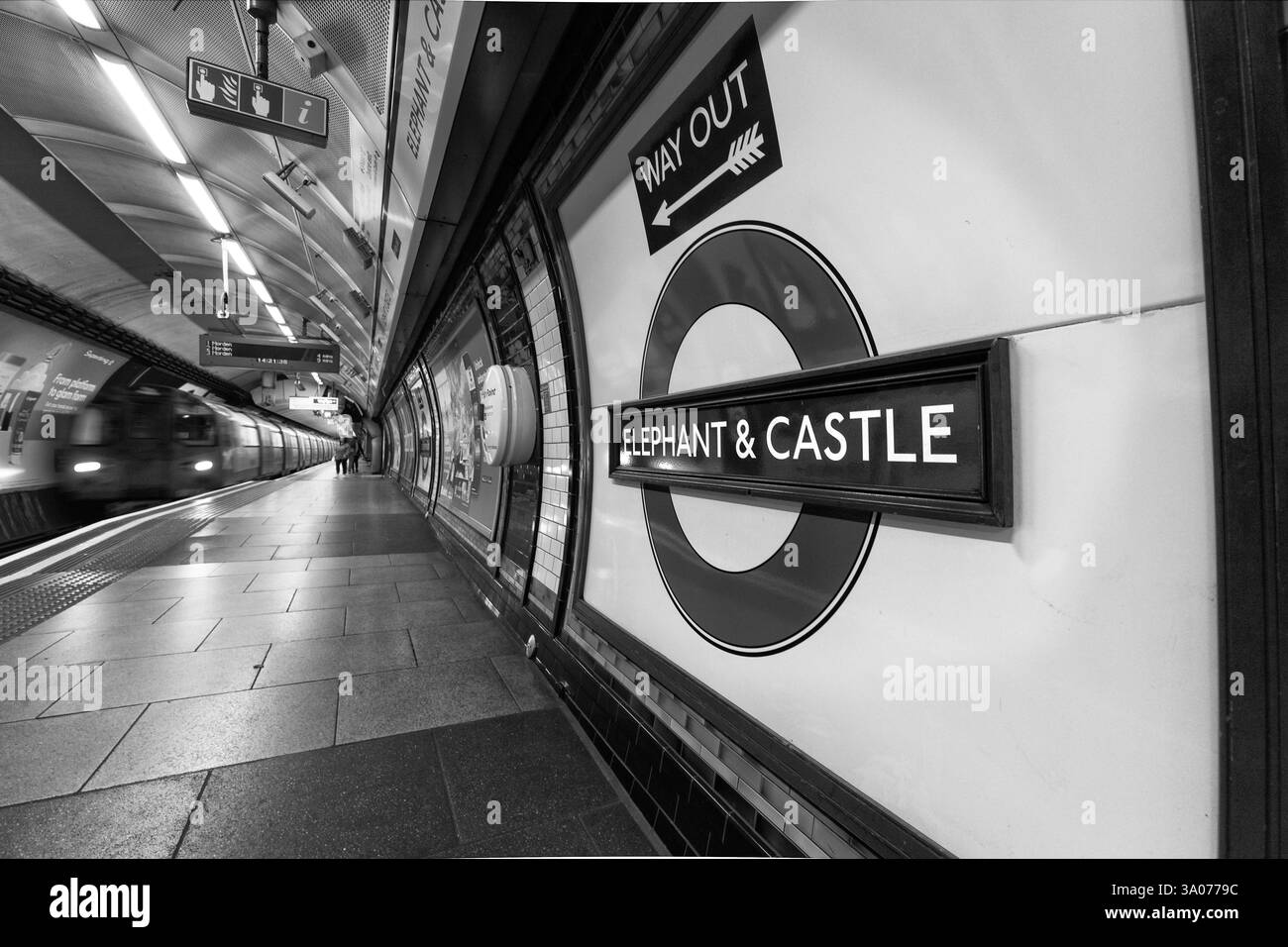London Underground 1995 stock Northern line train alla stazione Elephant and Castle con il cartello della stazione e il logo della metropolitana / cerchio Foto Stock