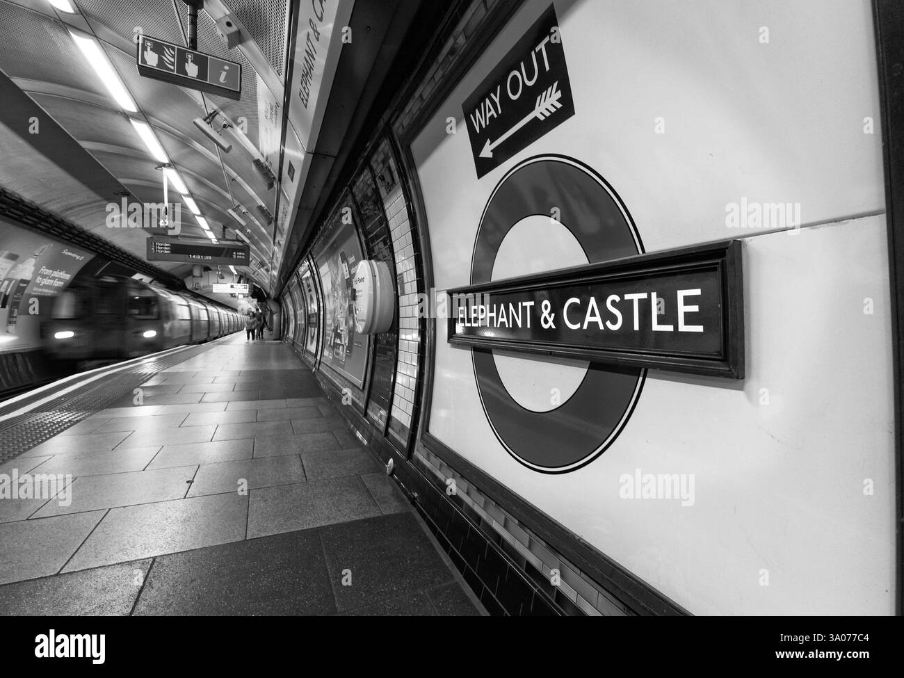 London Underground 1995 stock Northern line train alla stazione Elephant and Castle con il cartello della stazione e il logo della metropolitana / cerchio Foto Stock