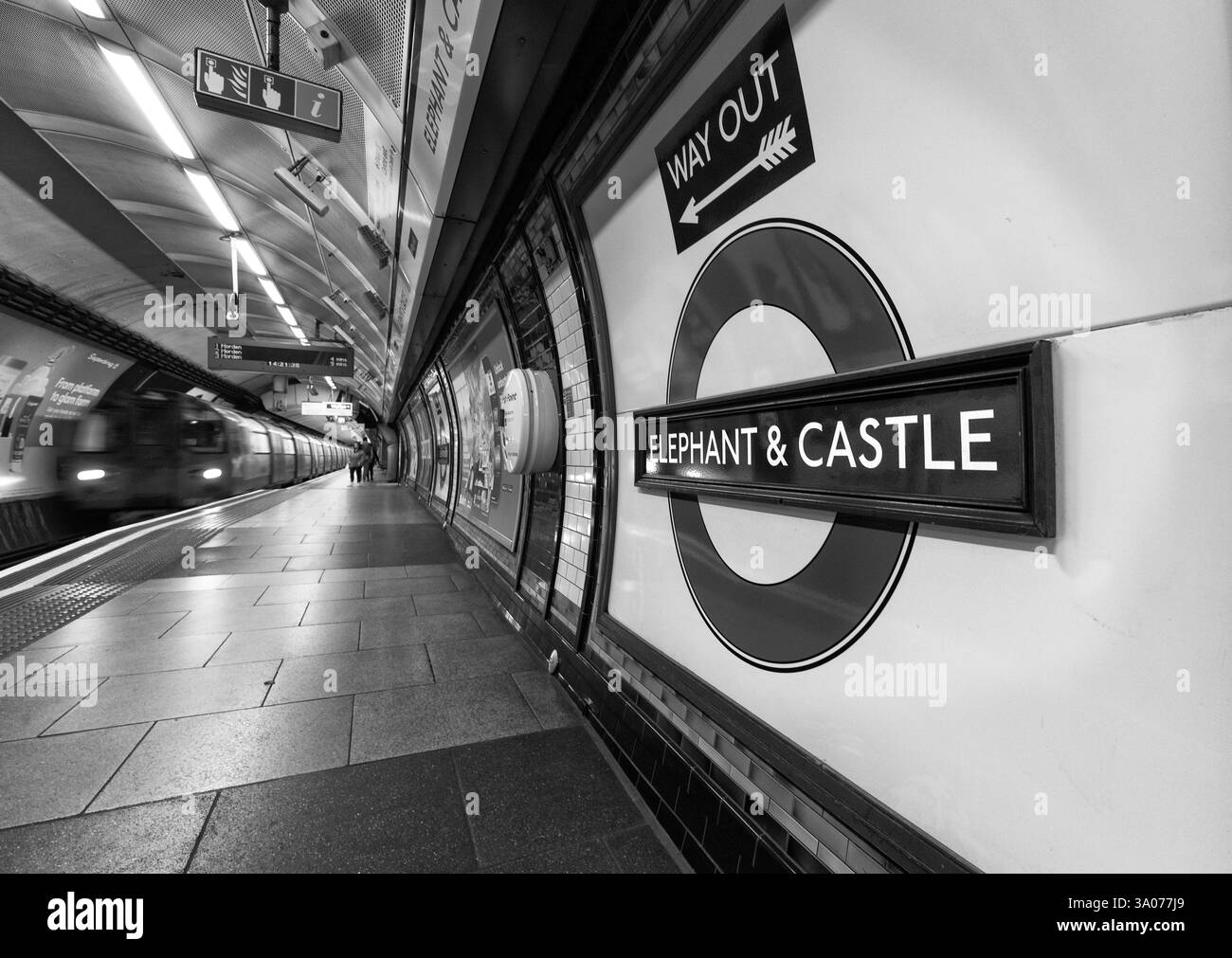 London Underground 1995 stock Northern line train alla stazione Elephant and Castle con il cartello della stazione e il logo della metropolitana / cerchio Foto Stock