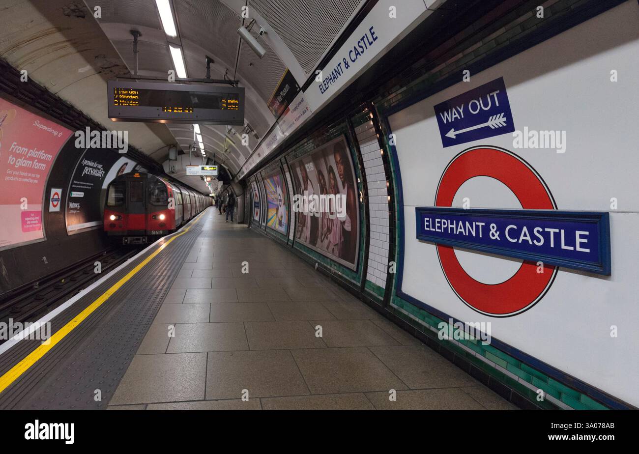 London Underground 1995 stock Northern line train alla stazione Elephant and Castle con il cartello della stazione e il logo della metropolitana / cerchio Foto Stock
