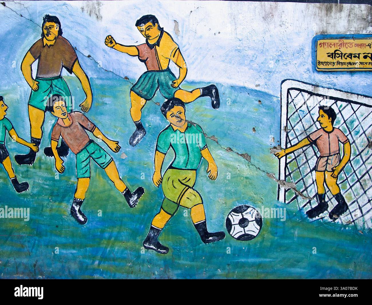 Un dipinto murale a Kolkata raffigura una partita di calcio con un messaggio anti-gioco d'azzardo, creato dalla Chingrighata Youth Welfare Society. Foto Stock
