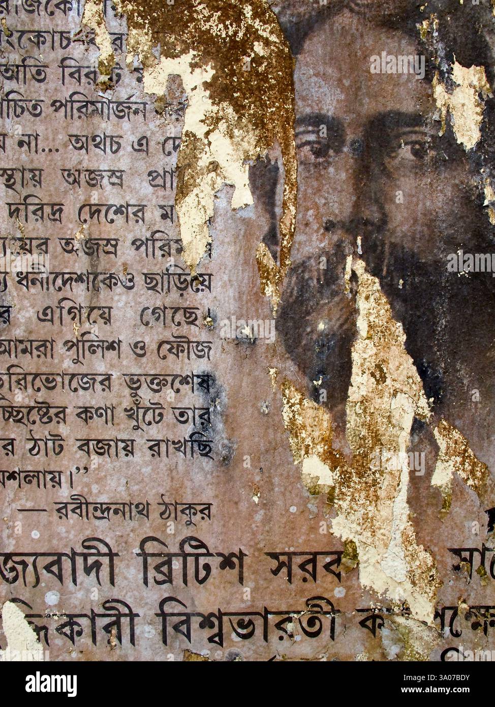 Strati di manifesti strappati su un muro intempestivo in Shantiniketan rivelano un ritratto frammentato di Rabindranath Tagore, che riflette il tempo e il decadimento. Foto Stock