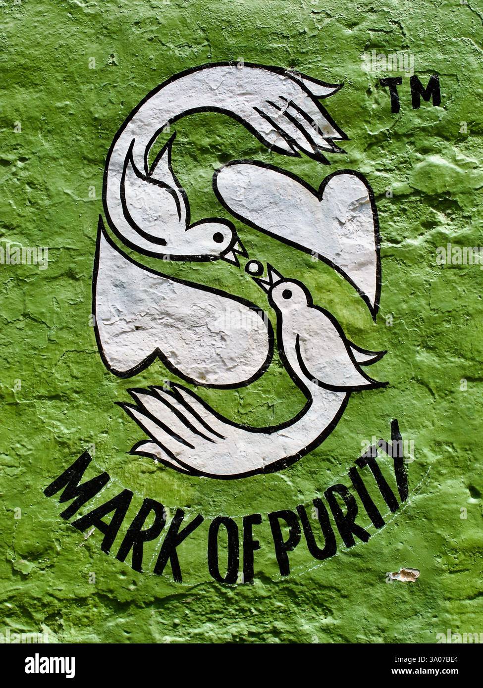 Logo Satyendra Food Products Pvt. Ltd. Dipinto su una parete a Kolkata, India, con colombe e cuori con lo slogan “Mark of Purity”. Foto Stock