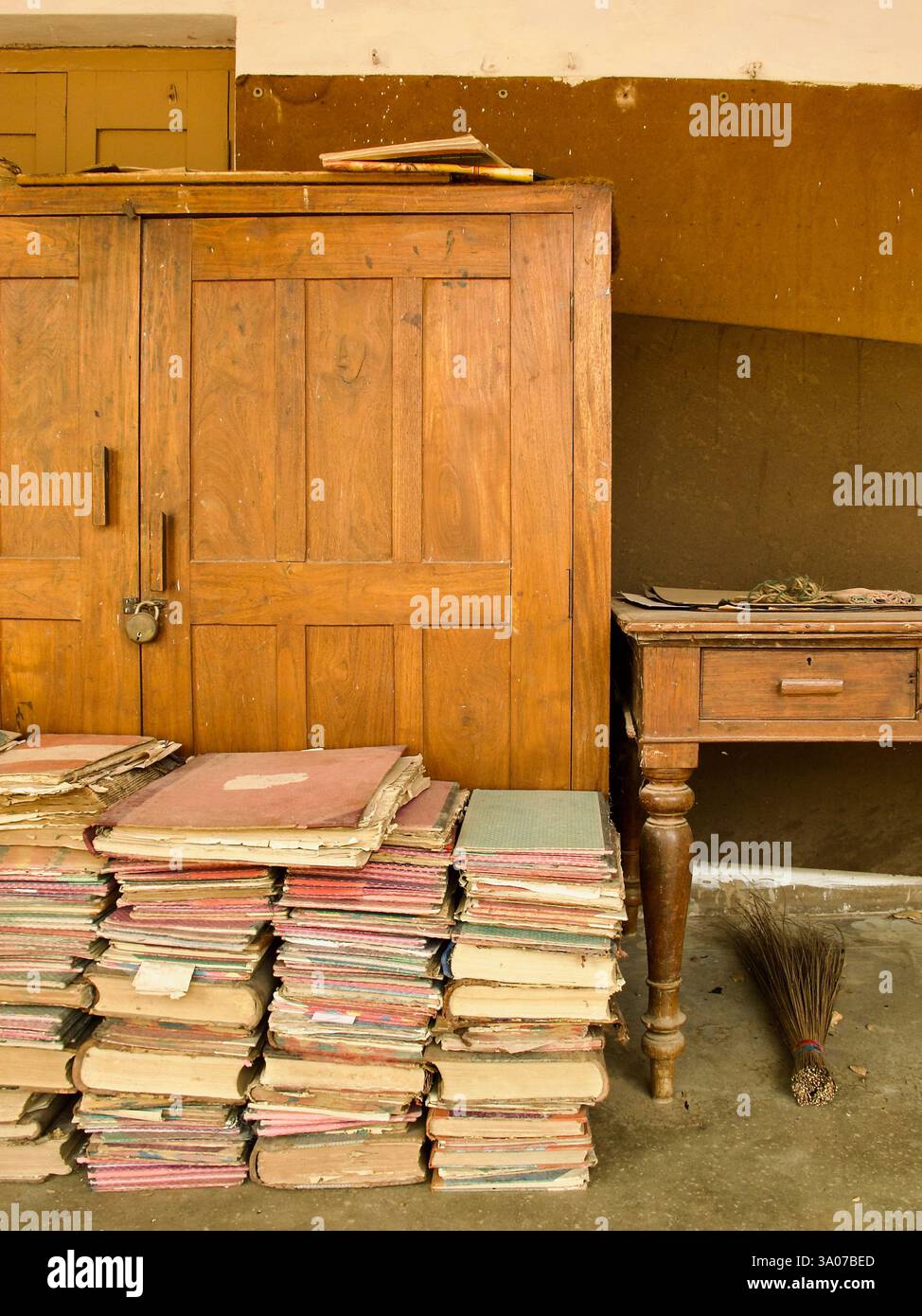 Pile di vecchi file in deterioramento in un ufficio governativo, che illustrano le sfide poste dalla gestione burocratica dei registri e degli archivi in India. Foto Stock