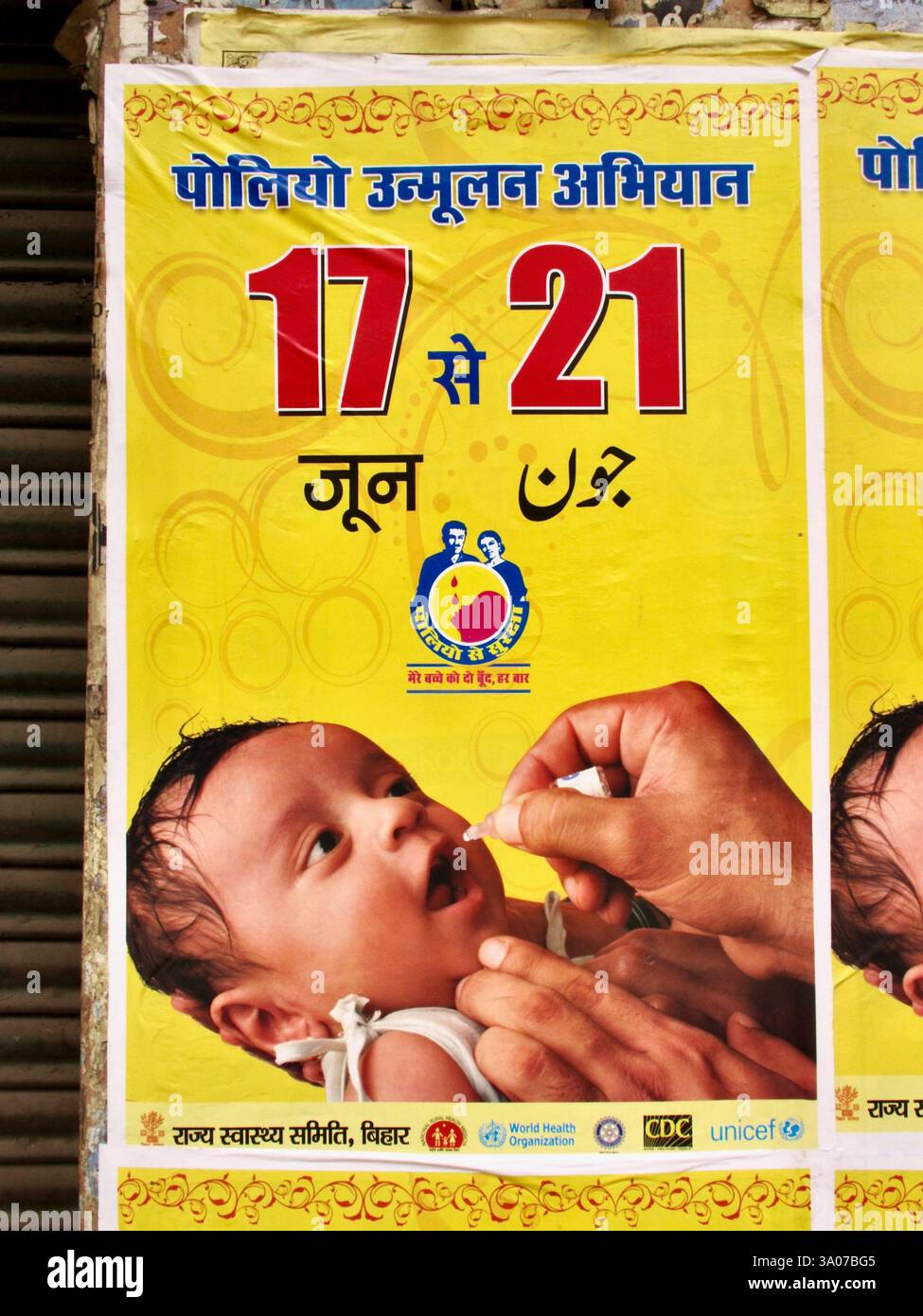 Un manifesto di salute pubblica in Bihar, India, che promuove una campagna di eradicazione della poliomielite dal 17 al 21 giugno, sostenuta dall'OMS, dall'UNICEF e dal CDC. Foto Stock