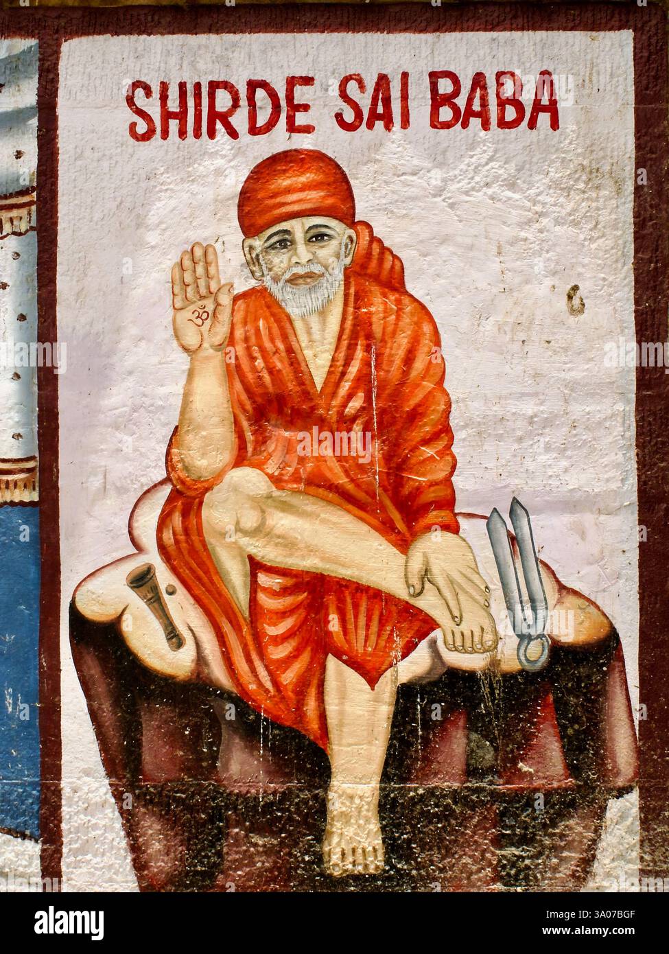 Murale di Shirdi Sai Baba a Varanasi, che ritrae il venerato santo in una posa meditativa, simboleggia la compassione, la devozione e la guida spirituale. Foto Stock