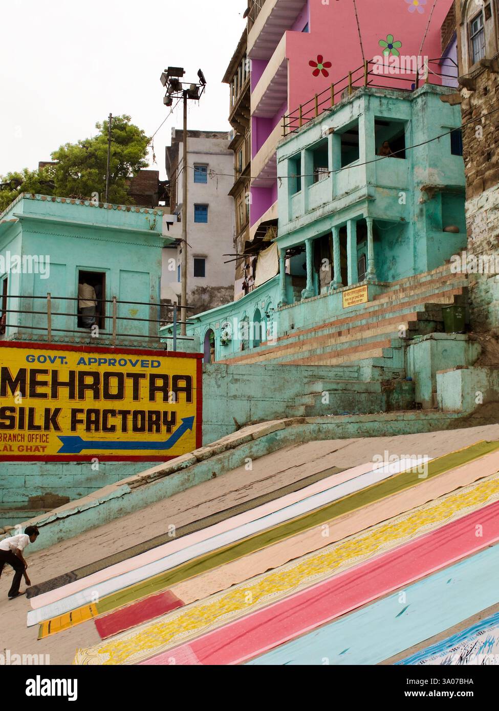 Tessuti di seta che si asciugano sui gradini di un ghat a Varanasi, Uttar Pradesh, vicino alla fabbrica di seta di Mehrotra, un laboratorio di seta approvato dal governo. Foto Stock