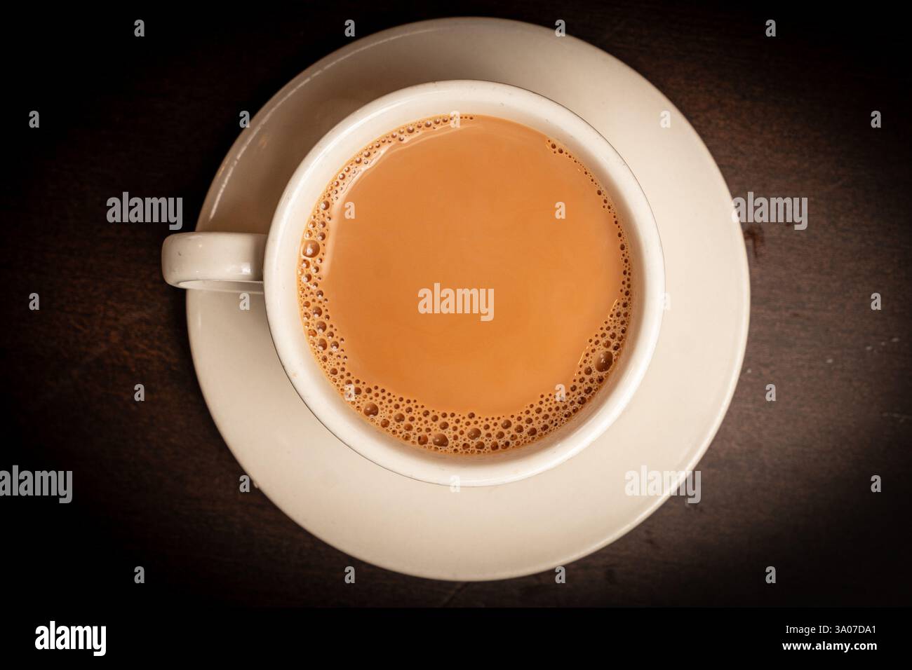 Tè Chai in tazza e piattino Foto Stock
