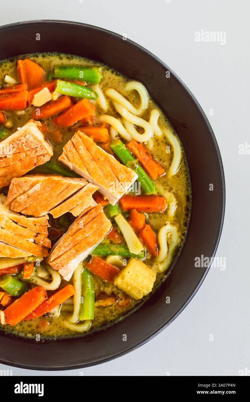 tagliatelle verdi al curry con tofu fritto in padella, ricette di cibi sani Foto Stock tagliatelle verdi al curry con tofu fritto in padella, ricette di cibi sani Foto Stock