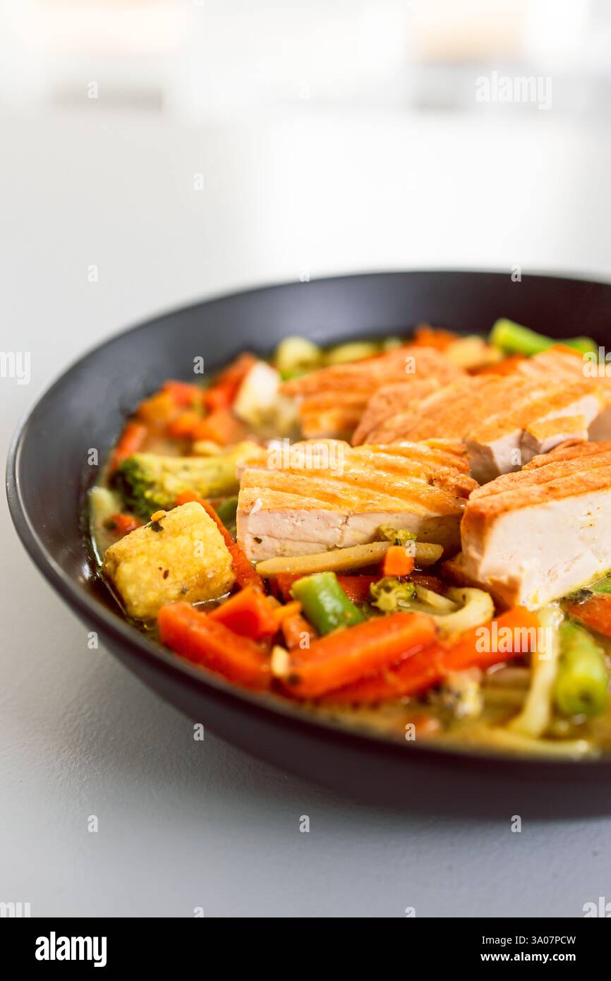 tagliatelle verdi al curry con tofu fritto in padella, ricette di cibi sani Foto Stock tagliatelle verdi al curry con tofu fritto in padella, ricette di cibi sani Foto Stock