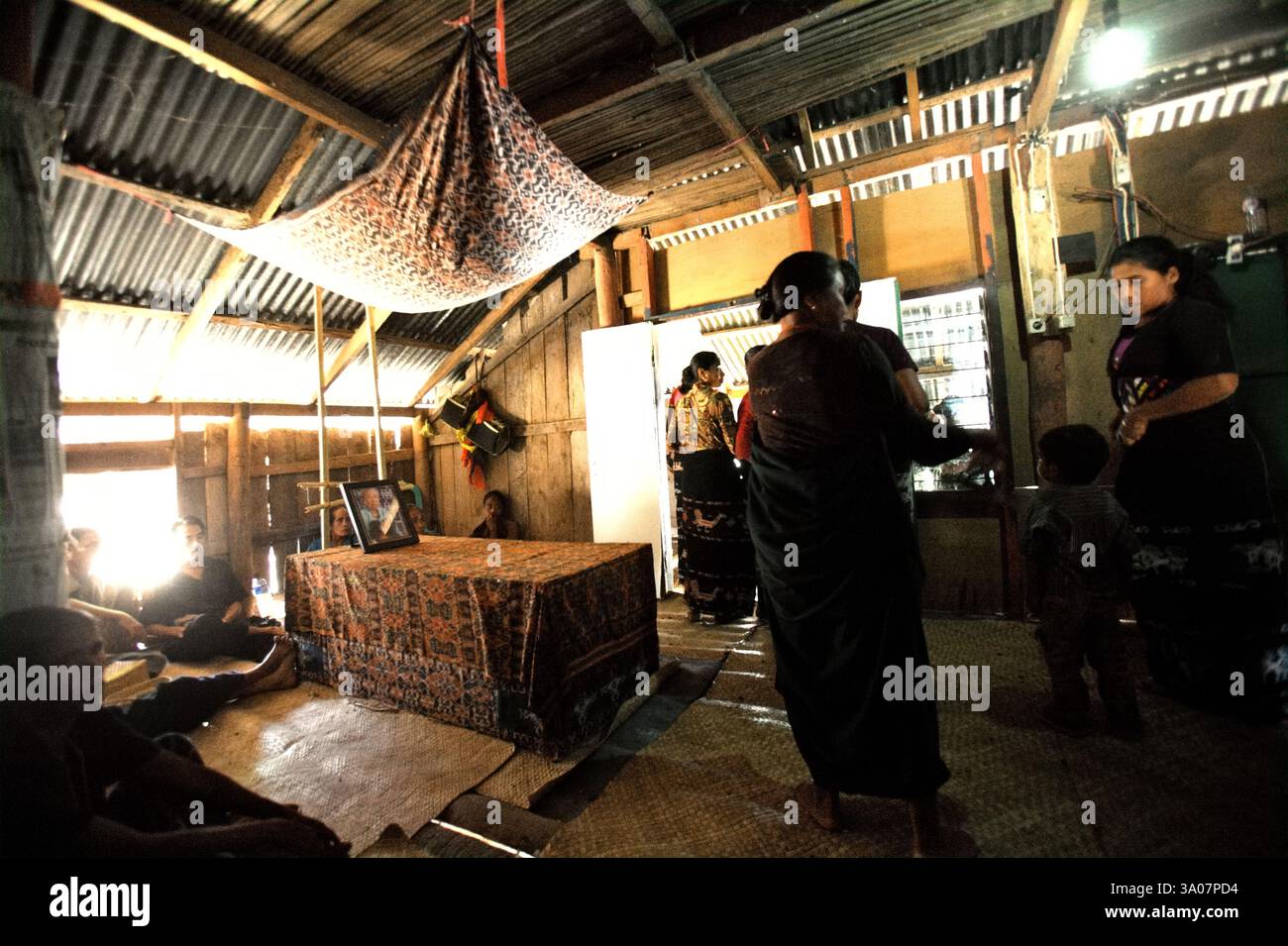 Le donne che lasciano una casa dopo un lutto durante una sessione di lutto sono morte come membro della loro comunità a Kilimbatu, Kawangu, Pandawai, Sumba orientale, Nusa Tenggara orientale, Indonesia. Le donne e le ragazze indigene affrontano gravi, sistematici e continui atti di violenza che permeano ogni aspetto della loro vita, mentre gli autori godono di livelli allarmanti di impunità, Reem Alsalem, un esperto delle Nazioni Unite sulla violenza contro le donne, ha spiegato in una relazione al Consiglio per i diritti umani a Ginevra nel giugno 2022. "Questa violenza è radicata in strutture di potere patriarcali storiche e disuguali, razzismo, esclusione, e...” Foto Stock