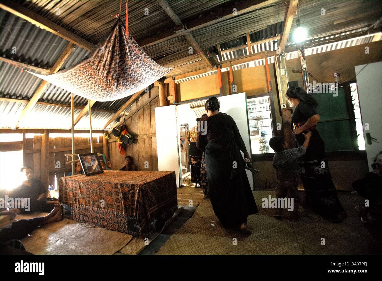 Le donne che lasciano una casa dopo un lutto durante una sessione di lutto sono morte come membro della loro comunità a Kilimbatu, Kawangu, Pandawai, Sumba orientale, Nusa Tenggara orientale, Indonesia. Le donne e le ragazze indigene affrontano gravi, sistematici e continui atti di violenza che permeano ogni aspetto della loro vita, mentre gli autori godono di livelli allarmanti di impunità, Reem Alsalem, un esperto delle Nazioni Unite sulla violenza contro le donne, ha spiegato in una relazione al Consiglio per i diritti umani a Ginevra nel giugno 2022. "Questa violenza è radicata in strutture di potere patriarcali storiche e disuguali, razzismo, esclusione, e...” Foto Stock
