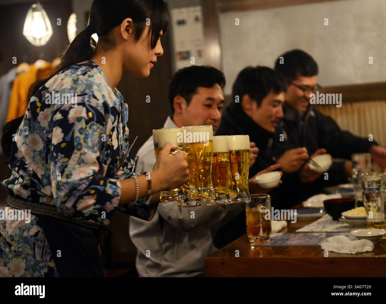 Ganso Stamina Yakitori Matsumoto Ekimae Ten Izakaya a Matsumoto, Nagano, Giappone. Foto Stock