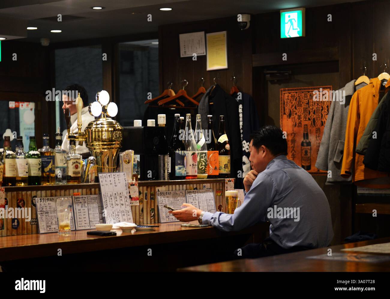 Ganso Stamina Yakitori Matsumoto Ekimae Ten Izakaya a Matsumoto, Nagano, Giappone. Foto Stock