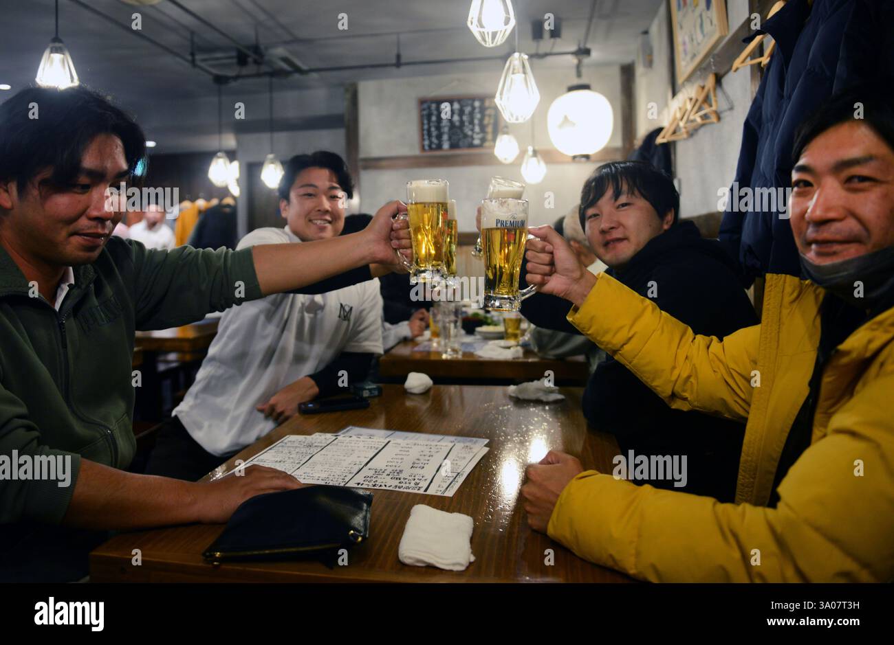 Ganso Stamina Yakitori Matsumoto Ekimae Ten Izakaya a Matsumoto, Nagano, Giappone. Foto Stock