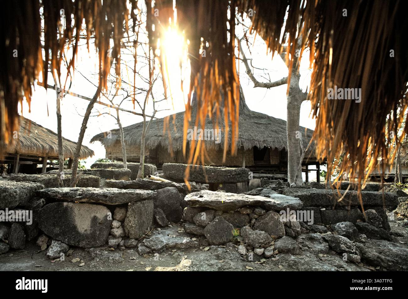 Tombe megalitiche nel villaggio tradizionale di Prailiang, che è costruito su una collina rocciosa a Mondu, Kanatang, Sumba orientale, Nusa Tenggara orientale, Indonesia. Foto Stock