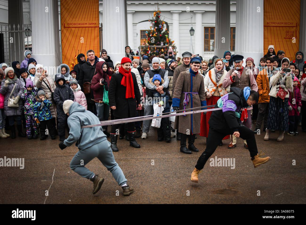 San Pietroburgo, Russia. 2 marzo 2025. Uomini visti a una gara di tiro alla fune durante le celebrazioni della Maslenitsa. Maslenitsa è un'antica festa russa celebrata alla fine dell'inverno, che simboleggia l'arrivo dei giorni più caldi. La tradizione risale alla Rus' pre-cristiana ed era associata ai rituali pagani dedicati al sole e alla fertilità. Bruciare un'effigie che simboleggia l'inverno significava l'arrivo della primavera e la liberazione dalla disgrazia. Oggi, la festa è celebrata in tutta la Russia con pancake, feste e condivisione di tradizioni. Credito: SOPA Images Limited/Alamy Live News Foto Stock