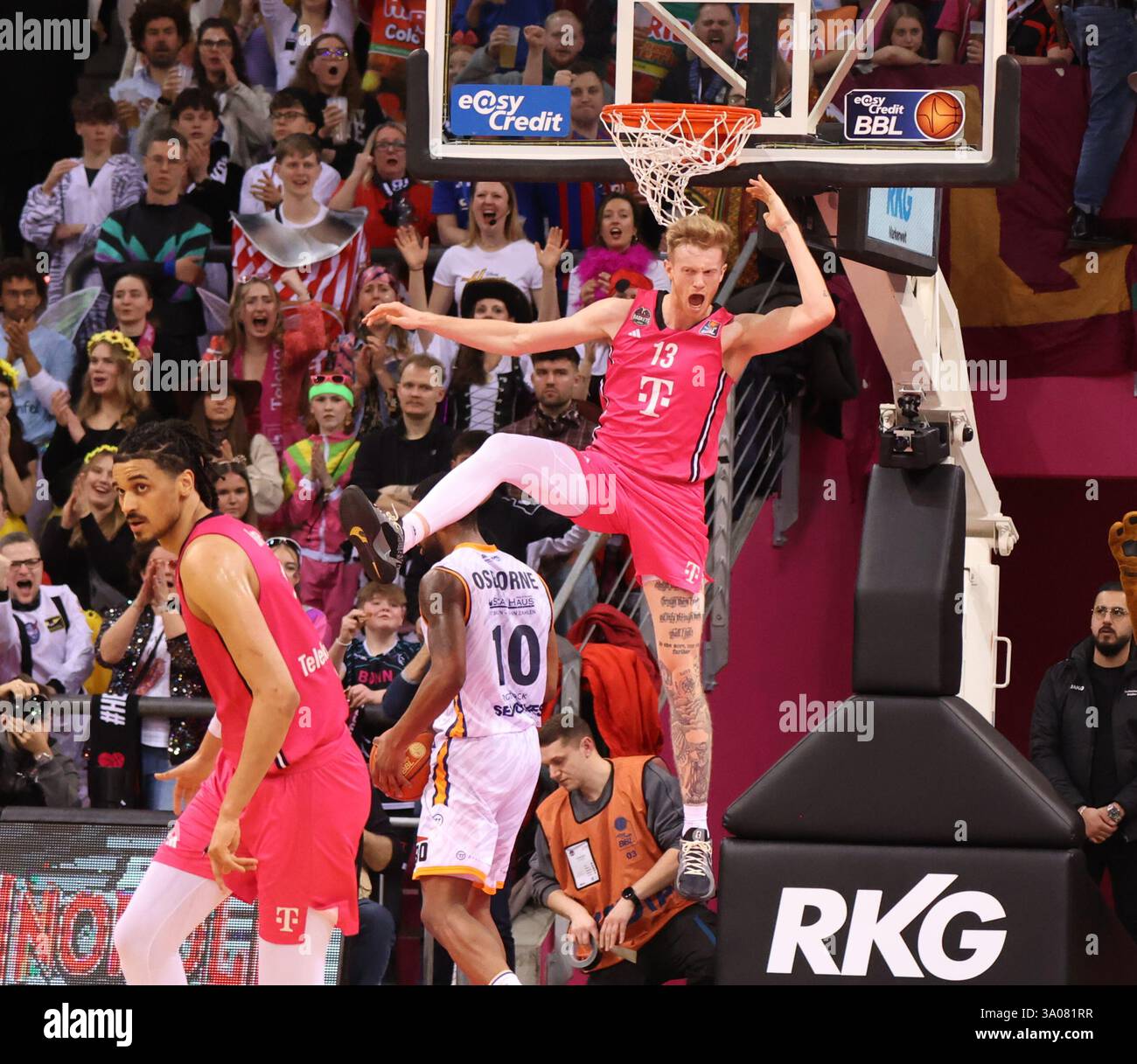 Bonn, Germania. 1 marzo 2025. Bodie Hume (Bonn) Jubel, jubelt, jubeln, Freude, freuen, Freut sich, Telekom Baskets Bonn vs Rostock Seawolves, easyCredit BBL, Matchday 22, Bonn, 01.03.2025. Crediti: Juergen Schwarz/Alamy Live News Foto Stock