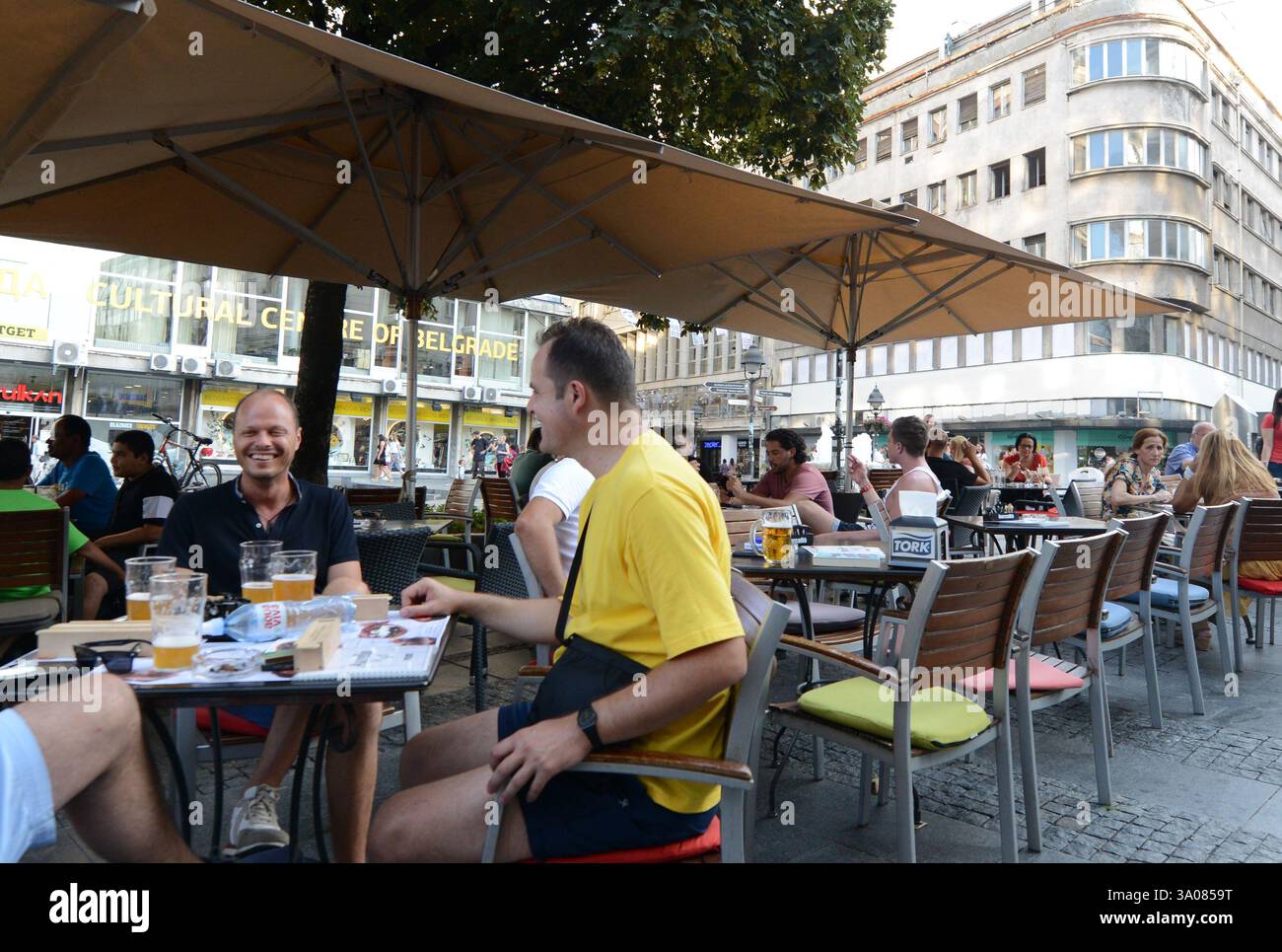 Uomini serbi che socializzano in un bar di strada a Belgrado, Serbia. Foto Stock