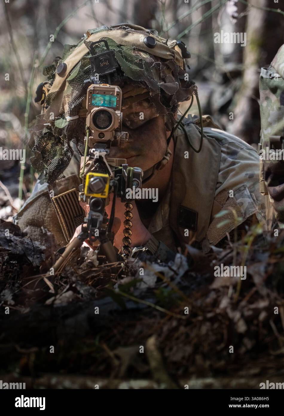 Mark Mnehring della Bulldog Company, 1st Battalion 327 Infantry Regiment, 1st Mobile Brigade Combat Team (MBCT) "Bastogne", un fanteria, tira la sicurezza durante l'operazione Lethal Eagle a Fort Campbell, Ky. Il 27 febbraio 2025. L'operazione Lethal Eagle è un'esercitazione di addestramento di 18 giorni in tutta la divisione. È progettato per formare i principi fondamentali individuali e la letalità collettiva. Inoltre, integra efficacemente la trasformazione del contatto e costruisce una padronanza delle sue capacità di attacco aereo su larga scala in tutta la 101st Airborne Division (Air Assault). Foto Stock