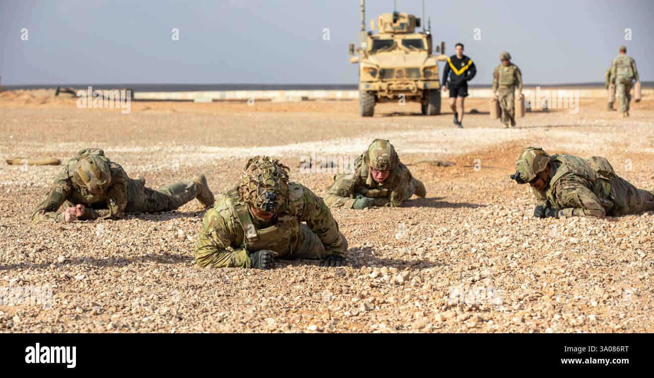 I soldati dell'esercito degli Stati Uniti assegnati alla 10th Mountain Division, Task Force Armadillo, eseguono un giro alto 25 metri durante l'Expert Physical fitness Assessment (EPFA) presso al Tanf Garrison, Siria, 12 febbraio 2025. L'EPFA è una valutazione fisica incentrata sul combattimento condotta nell'uniforme da combattimento dell'esercito, stivali, corazzature e elmetto, consistente in diversi esercizi che testano la forza, la resistenza e la velocità necessarie per le operazioni militari. Queste valutazioni consentono inoltre ai membri della coalizione di essere efficaci moltiplicatori di forza, facendo da mentore e sviluppando le capacità di forza dei partner da sconfiggere Foto Stock
