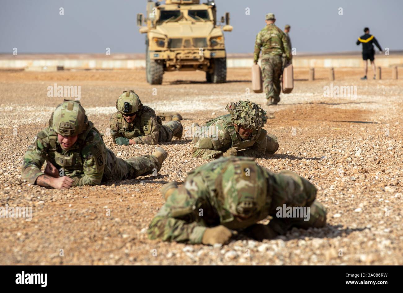 I soldati dell'esercito degli Stati Uniti assegnati alla 10th Mountain Division, Task Force Armadillo, eseguono un giro alto 25 metri durante l'Expert Physical fitness Assessment (EPFA) presso al Tanf Garrison, Siria, 12 febbraio 2025. L'EPFA è una valutazione fisica incentrata sul combattimento condotta nell'uniforme da combattimento dell'esercito, stivali, corazzature e elmetto, consistente in diversi esercizi che testano la forza, la resistenza e la velocità necessarie per le operazioni militari. Queste valutazioni consentono inoltre ai membri della coalizione di essere efficaci moltiplicatori di forza, facendo da mentore e sviluppando le capacità di forza dei partner per sconfiggere l'ISIS e il MAIN Foto Stock